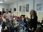 La dietista Elisa Papini e il fornaio Enrico Fogacci insieme ad alcuni alunni durante la lezione.JPG