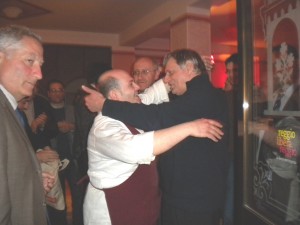 Lo Chef Filippo Cogliandro abbraccia don Ciotti in occasione della nascita di Reggio Libera Reggio La libertà non ha Pizzo